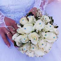 Svatební kytice RŮŽE BÍLÁ | DEKORACE MODRÉ PERLIČKY